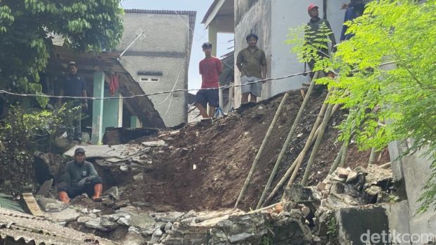 Bencana tanah longsor terjadi di Kecamatan Cipayung, Kota Depok akibat hujan deras kemarin. Dilaporkan ada 2 rumah warga terdampak akibat bencana tersebut. (Devi P/detikcom)