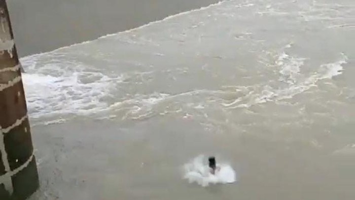 Dua remaja tenggelam saat mandi di Sungai Bendungan Randangan, Gorontalo. Tim SAR sedang mencari korban yang belum ditemukan setelah dua hari.