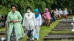 Ziarah ke Makam Pahlawan Sambil Berkebaya