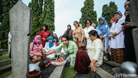 Ketua Kowani (Kongres Wanita Indonesia) Giwo Rubianto Wiyogo beserta anggota Kowani melakukan ziarah di TMP Kalibata, Jakarta, Selasa (9/7/2024).