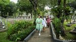 Ziarah ke Makam Pahlawan Sambil Berkebaya