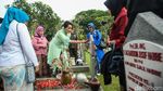 Ziarah ke Makam Pahlawan Sambil Berkebaya