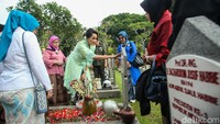 Aksi berziarah mengenakan kebaya ini dinilai juga karena melekat dengan perjuangan para pahlawan nasional yang pada abad 15-16 turut mengenakan kebaya bahkan saat berperang seperti Laksamana Malahayati.