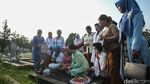 Ziarah ke Makam Pahlawan Sambil Berkebaya