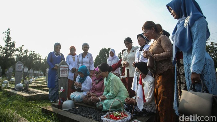 Dalam menyambut Hari Kebaya Nasional (HKN) pada 24 Juli mendatang, Kowani (Kongres Wanita Indonesia) melakukan serangkaian acara. Salah satunya berziarah di TMP Kalibata.