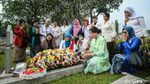 Ziarah ke Makam Pahlawan Sambil Berkebaya