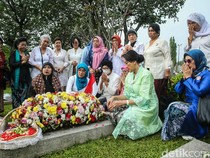 Ziarah ke Makam Pahlawan Sambil Berkebaya