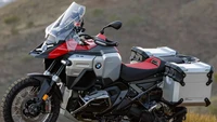 BMW R 1300 GS Adventure 2025 resmi diperkenalkan secara global. Motor petualang ini memiliki desain sangat mencolok dengan bentuk tangki bensin gendut, yang ternyata  kapasitasnya jumbo, hingga 30 liter. Foto: Dok. BMW Motorrad