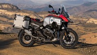 Dikutip dari Paultan, R 1300 GS Adventure merupakan versi upgrade dari R 1300 GS. Motor ini hadir dengan rangka, bodywork, dan desain yang benar-benar baru. BMW R 1300 GS Adventure akan ditawarkan empat varian model, yakni Basic, Triple Black, GS Trophy, dan Option 719 Karakorum. Foto: Dok. BMW Motorrad