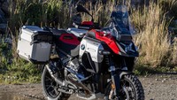 BMW R 1300 GS Adventure hadir dengan mesin boxer-twin seri R terbaru dari BMW Motorrad, berkapasitas 1.300 cc. Mesin boxer baru tersebut bisa menghasilkan tenaga 145  dk pada 7.750 rpm dengan torsi maksimal 149 Nm pada 6.500 rpm. Foto: Dok. BMW Motorrad