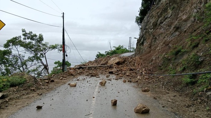 Longsor di Jalan Trans Sulawesi, Kabupaten Bone Bolango, Gorontalo. Akses ke Kabupaten Bolsel lumpuh total akibat material longsor.