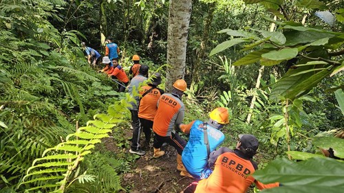 TRC BPBD Klungkung menyelamatkan sapi yang jatuh ke jurang sedalam 15 meter di Klungkung, Bali, Selasa (9/7/2024).