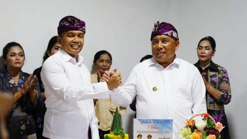 Bupati I Nengah Tamba dan Wakil Bupati I Gede Ngurah Patriana Krisna (Tamba-Ipat) berjabat tangan saat perayaan kepemimpinan dua tahun di Jembrana. (Dok. Dinas Kominfo Jembrana)