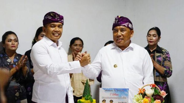 Bupati I Nengah Tamba dan Wakil Bupati I Gede Ngurah Patriana Krisna (Tamba-Ipat) berjabat tangan saat perayaan kepemimpinan dua tahun di Jembrana. (Dok. Dinas Kominfo Jembrana)