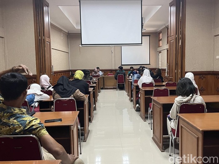 Calon peserta didik mendatangi kantor Dinas Pendidikan Kota Solo saat pembuatan akun, Selasa (9/7/2024).