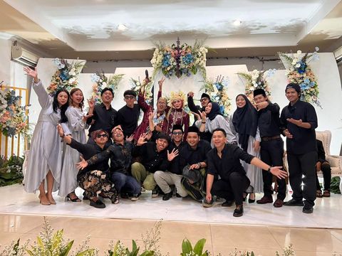 Charandika Prayoga bersama pasangan pengantin Iksan dan Shindy, yang menyediakan souvenir pernikahan anak ayam warna-warni Foto Charandika Prayoga bersama pasangan pengantin Iksan dan Shindy, yang menyediakan souvenir pernikahan anak ayam warna-warni mendadak viral di TIkTok
