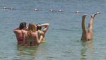 Suhu Lagi Panas-panasnya, Warga California Berenang di Danau
