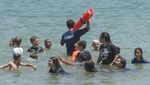 Suhu Lagi Panas-panasnya, Warga California Berenang di Danau