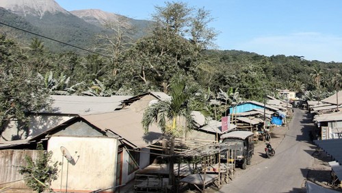 Warga berjalan di depan baliho informasi tentang dampak abu vulkanik di Desa Wolorona, Kabupaten Flores Timur, Nusa Tenggara Timur (NTT), Selasa (9/7/2024). Erupsi Gunung Lewotobi Laki-laki pada Selasa (9/7) pukul 11:33 WITA dengan tinggi kolom abu teramati 900 meter di atas puncak (2.248 meter di atas permukaan laut) menyebabkan sejumlah desa di Kabupaten Flores Timur dan Kabupaten Sikka terdampak hujan abu, sementara itu gunung tersebut saat ini masih menunjukkan peningkatan aktivitas dan berstatus Siaga level III. ANTARA FOTO/Mega Tokan/sgd/aww.