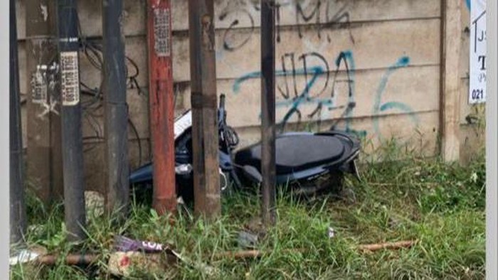 Kecelakaan Tragis: Pengendara Motor Alami Luka Berat Akibat Mengantuk dan Benturan dengan Tiang Listrik di Bogor