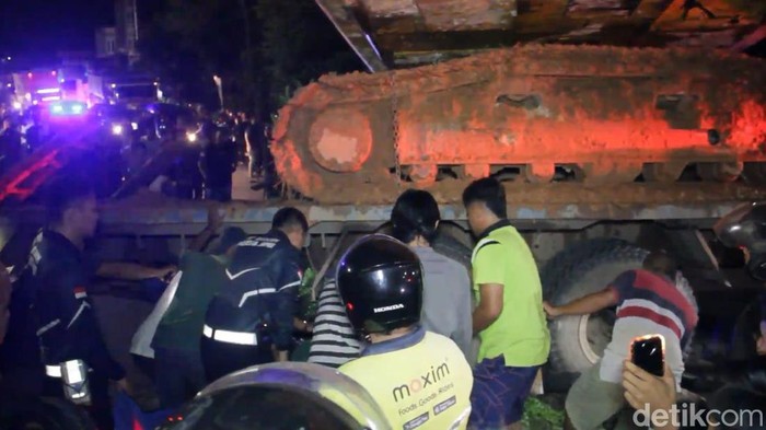 Dua wanita tewas terjepit truk muatan alat berat saat mengendarai sepeda motor di Jambi.
