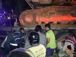 Nahas Dua Wanita Tewas Terjepit Truk Gagal Menanjak di Jambi