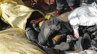 Para Sherpa dalam tim mengumpulkan sampah dan mayat dari daerah dengan ketinggian lebih tinggi, sementara tentara bekerja di tingkat yang lebih rendah dan area base camp selama berminggu-minggu selama musim pendakian musim semi yang populer, ketika kondisi cuaca lebih mendukung. Ang Babu mengatakan cuaca merupakan tantangan besar bagi pekerjaan mereka di wilayah South Col, di mana tingkat oksigen sekitar sepertiga dari jumlah normal, angin dapat dengan cepat berubah menjadi kondisi badai salju dan suhu turun drastis. AP/Sanjog Manandhar