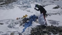 Dilansir Associated Press, Selasa (9/7/2024), kamp tertinggi di gunung tertinggi di dunia dipenuhi sampah yang membutuhkan waktu bertahun-tahun untuk dibersihkan, menurut seorang Sherpa yang memimpin tim yang bekerja membersihkan sampah dan menggali mayat yang membeku selama bertahun-tahun di dekat puncak Gunung Everest. AP/Peak Promotion