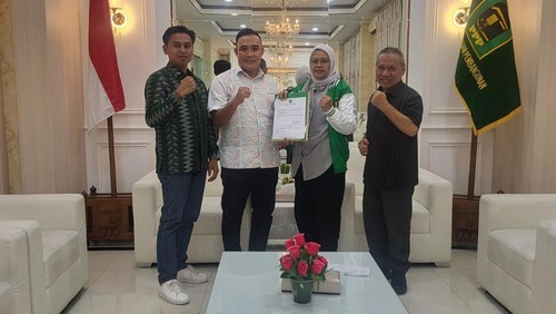 Efendi Kusnandar menerima rekomendasi sebagai bakal calon bupati dalam Pilbup Bima 2024. Penyerahan rekomendasi tersebut dilakukan di kantor DPP PPP di Jakarta, Senin (8/7/2024). (Foto: Dok. DPC PPP Kabupaten Bima)