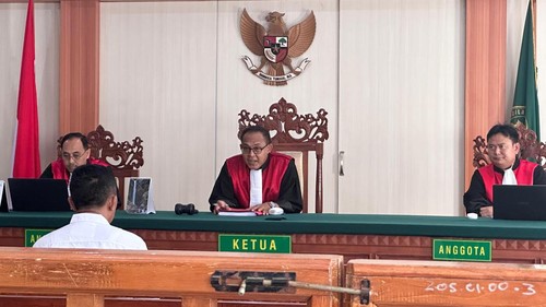 Eks Ketua LPD Adat Gulingan, Kecamatan Mengwi, Kabupaten Badung, I Ketut Rai Darta (53) menjalani sidang di PN Denpasar, Selasa (9/7/2024) (Dok. Kejari Badung)