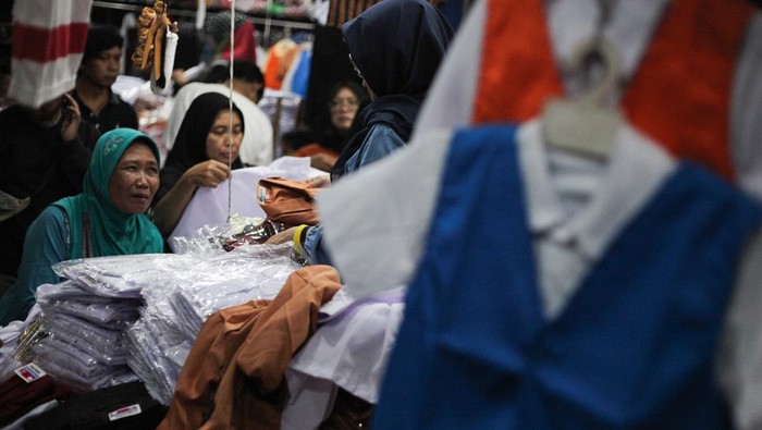 Emak-emak Berburu Seragam Sekolah Jelang Tahun Ajaran Baru Sejumlah calon pembeli memilih seragam sekolah baru di salah satu toko di Pasar Blauran, Surabaya, Jawa Timur, Selasa (9/7/2024). Jelang tahun ajaran baru, seragam sekolah beserta kelengkapannya seperti topi, dasi, hasduk, kaos kaki dan lain-lain banyak diburu warga dengan harga jual di kisaran Rp80 ribu sampai Rp150 ribu per pasang seragam. ANTARA FOTO/Didik Suhartono/foc.