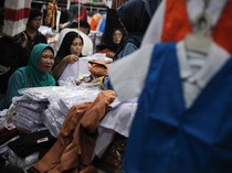 Emak-emak Berburu Seragam Sekolah Jelang Tahun Ajaran Baru