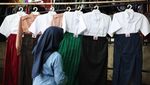 Emak-emak Berburu Seragam Sekolah Jelang Tahun Ajaran Baru