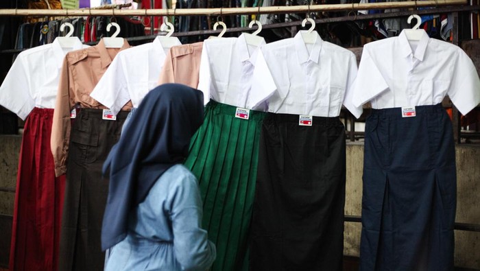 Emak-emak Berburu Seragam Sekolah Jelang Tahun Ajaran Baru Sejumlah calon pembeli memilih seragam sekolah baru di salah satu toko di Pasar Blauran, Surabaya, Jawa Timur, Selasa (9/7/2024). Jelang tahun ajaran baru, seragam sekolah beserta kelengkapannya seperti topi, dasi, hasduk, kaos kaki dan lain-lain banyak diburu warga dengan harga jual di kisaran Rp80 ribu sampai Rp150 ribu per pasang seragam. ANTARA FOTO/Didik Suhartono/foc.