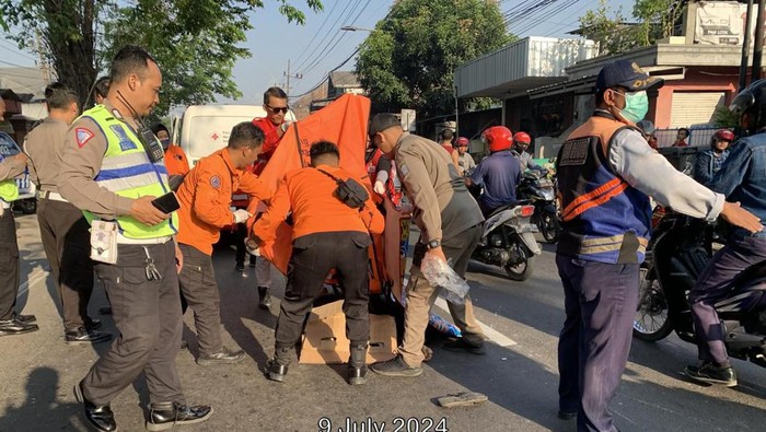 Evakuasi pemotor tewas tertabrak truk di Surabaya