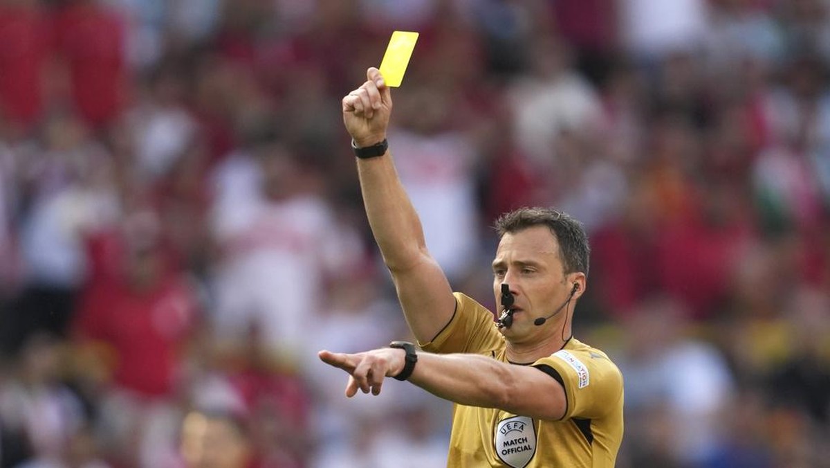 Wasit Felix Zwayer. Foto: AP/Darko Vojinovic