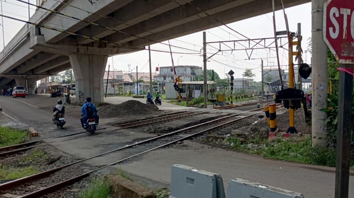 Flyover Cisauk sudah beroperasi mulai 29 Desember 2023. Kini Jalur Perlintasan Langsung (JPL) 95 yang terletak diantara Stasiun Cisauk - Cicayur, Kabupaten Tangerang akan ditutup.