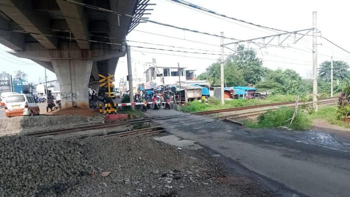 Flyover Cisauk Telah Beroperasi, Jalur Pelintasan 95 Ditutup Flyover Cisauk sudah beroperasi mulai 29 Desember 2023. Kini Jalur Perlintasan Langsung (JPL) 95 yang terletak diantara Stasiun Cisauk - Cicayur, Kabupaten Tangerang akan ditutup.