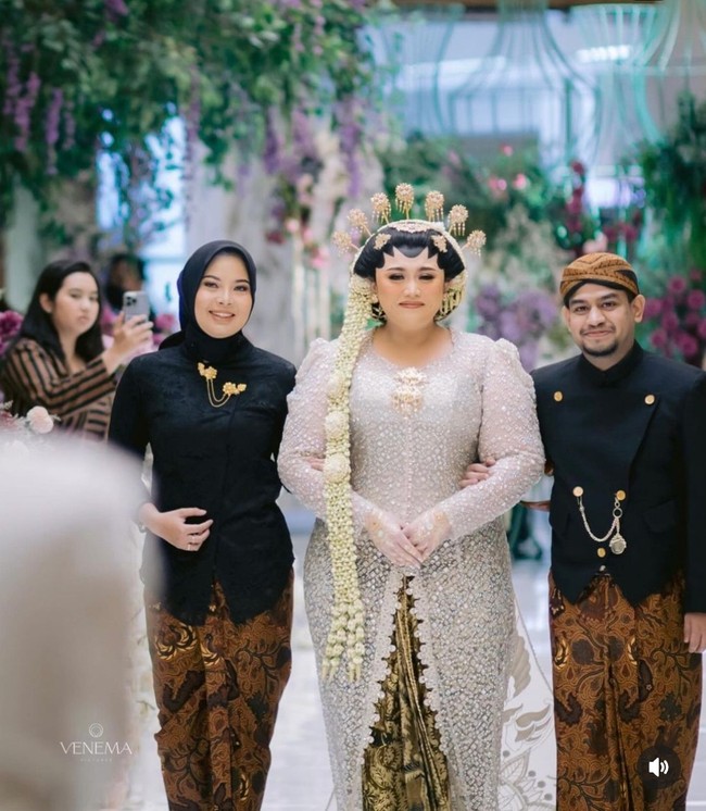 Fadil menjadi pendamping pernikahan Clarissa Putri. Ia mengantarkan sahabatnya itu ke pelaminan. Fadil pun terlihat gagah saat mengenakan beskap. Foto: Instagram