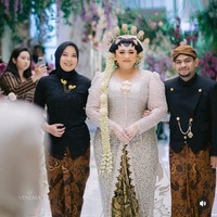 Fadil menjadi pendamping pernikahan Clarissa Putri. Ia mengantarkan sahabatnya itu ke pelaminan. Fadil pun terlihat gagah saat mengenakan beskap. Foto: Instagram