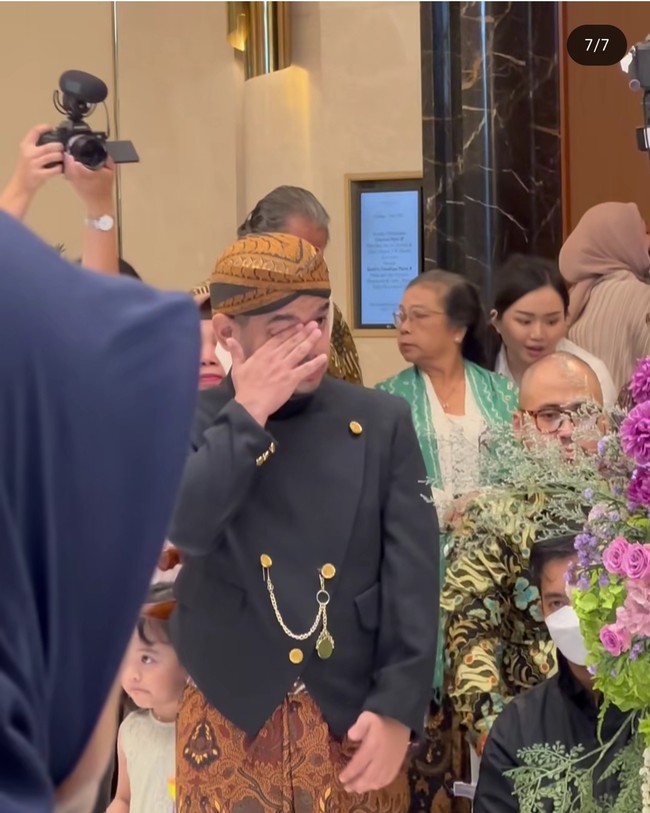 Pada beberapa kesempatan, pria berdarah Arab ini terlihat menangis bahagia menyaksikan Clarissa Putri yang telah dipersunting pujaan hatinya. Foto: Instagram