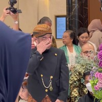 Pada beberapa kesempatan, pria berdarah Arab ini terlihat menangis bahagia menyaksikan Clarissa Putri yang telah dipersunting pujaan hatinya. Foto: Instagram