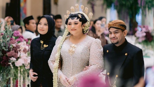 7 Foto Fadil Jaidi Jadi Groomsmen di Nikahan Clarissa Putri, Gagah Pakai Beskap