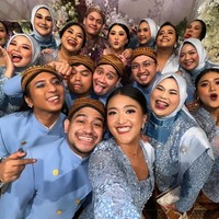 Gue udah nepatin janji gue ya ris, selamat atas pernikahan lo. Gue bener-bener seneng dan bahagia banget ngeliat lo akhirnya bisa dapat orang yang tepat untuk lo, gue selalu berdoa yang terbaik, sekali lagi selamat untuk Dipa dan Rissa. Semoga selalu bersama sampai selamanya. Dah sekarang giliran gue cari jodoh ya Ris, tulis Fadil di Instagram. Foto: Instagram