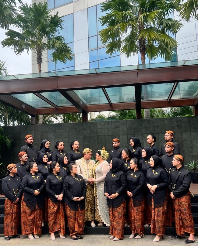 Fadil Jaidi melepas sahabatnya, Clarissa Putri menikah dengan Sandro Fahdhipa pada Minggu (7/7/2024). YouTuber dengan 5,5 juta subscriber ini tampil berbeda dalam balutan busana khas Jawa. Foto: Instagram