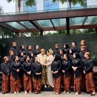 Fadil Jaidi melepas sahabatnya, Clarissa Putri menikah dengan Sandro Fahdhipa pada Minggu (7/7/2024). YouTuber dengan 5,5 juta subscriber ini tampil berbeda dalam balutan busana khas Jawa. Foto: Instagram