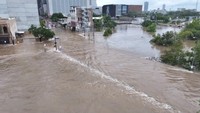 Potongan video drone saksi mata yang diambil pada Senin (8/7) menunjukkan air membanjiri kota Houston setelah Badai Tropis Beryl yang mematikan melanda tenggara Texas.