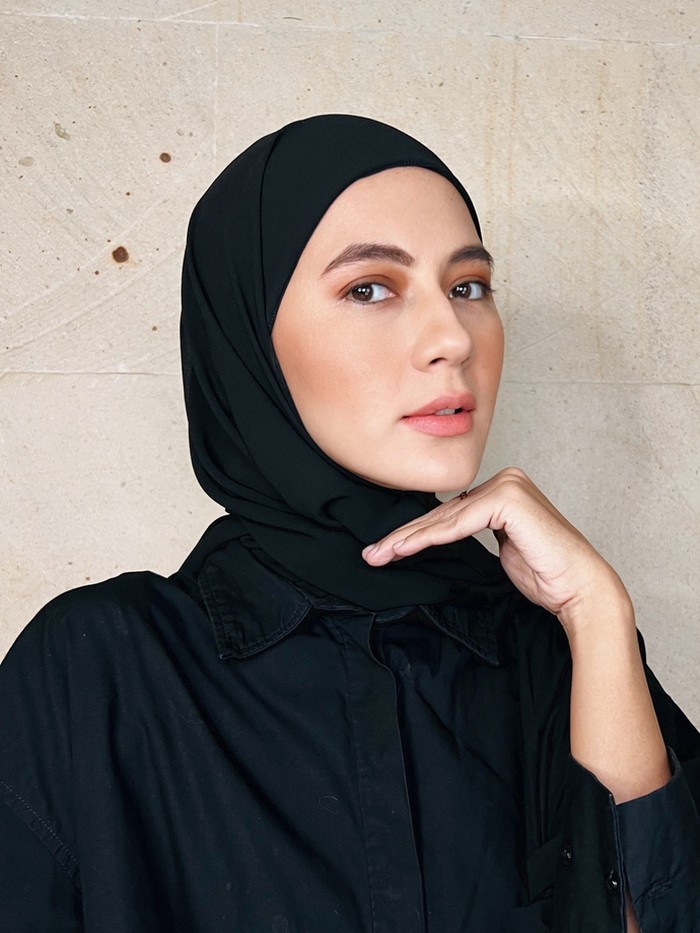 Gaya hijab Paula Verhoeven Wong.