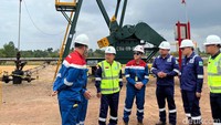Untuk menaikkan produksi, lanjut JK, Pertamina harus menambah luas daerah. Sementara, industri juga mesti mempercepat produksi sehingga peralatan tidak memakai barang impor.