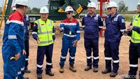 Wakil Presiden ke-10 dan 12 Jusuf Kalla berkunjung ke Lapangan Duri, Blok Rokan, Riau hari ini. Dalam kunjungan tersebut, pria yang akrab disapa JK ini menyatakan ingin melihat kondisi perminyakan di Tanah Air.  